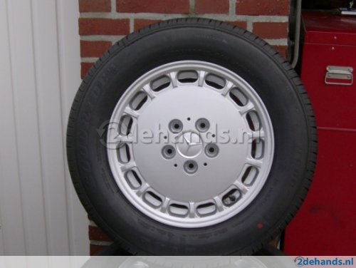 87763299-orginele-mercedes-putdeksel-velgen-met-nieuwe-banden.jpg