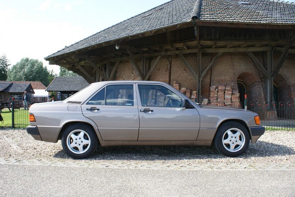 mercedes 190 E 26.jpg