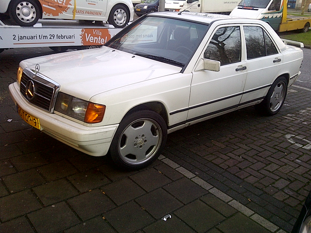 mercedes 190 (3).jpg