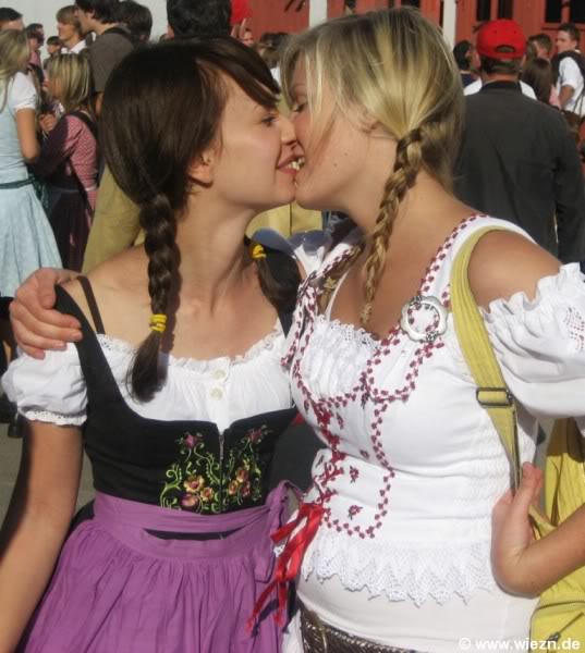 OktoberfestWiesnDirndlHotandWild036.jpg