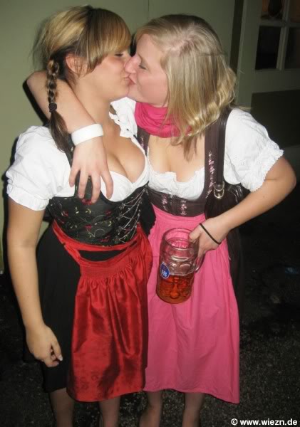 OktoberfestWiesnDirndlHotandWild057.jpg