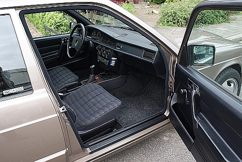 mercedes_190_E_010.jpg