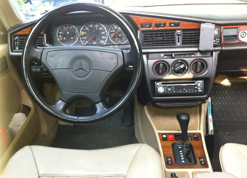 W201_25D_dash2.jpg