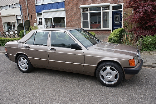 mercedes_190_E_008.jpg