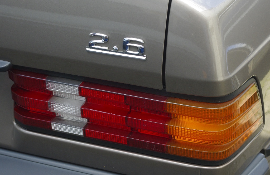 190E 2,6 badge 2,6.jpg