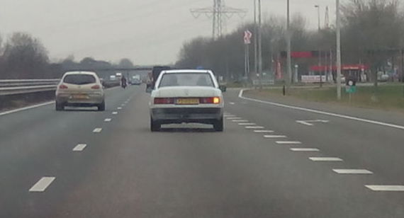 witte MB190 op A59 gespot.jpg