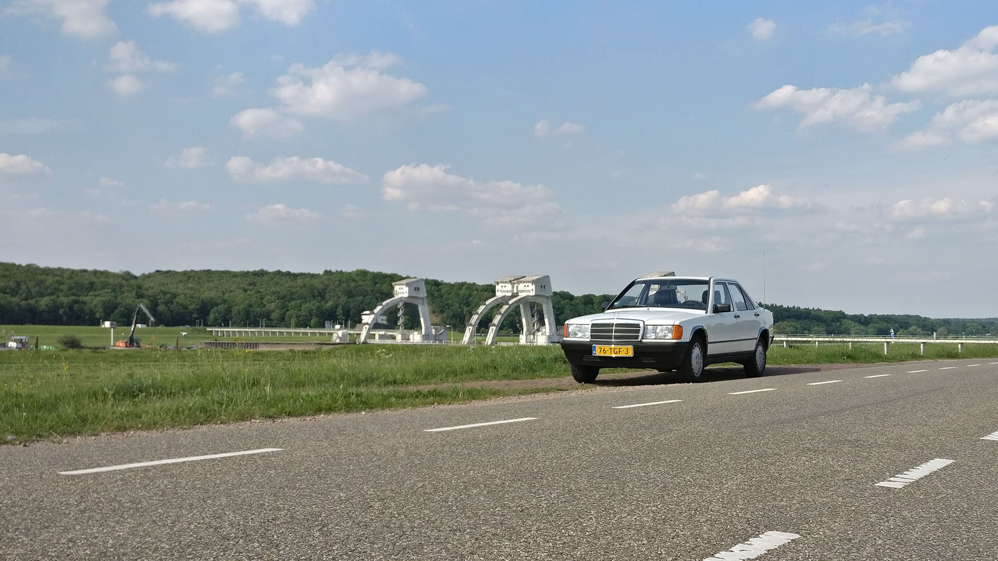 Mercedes-Benz 190-1-klein.jpg