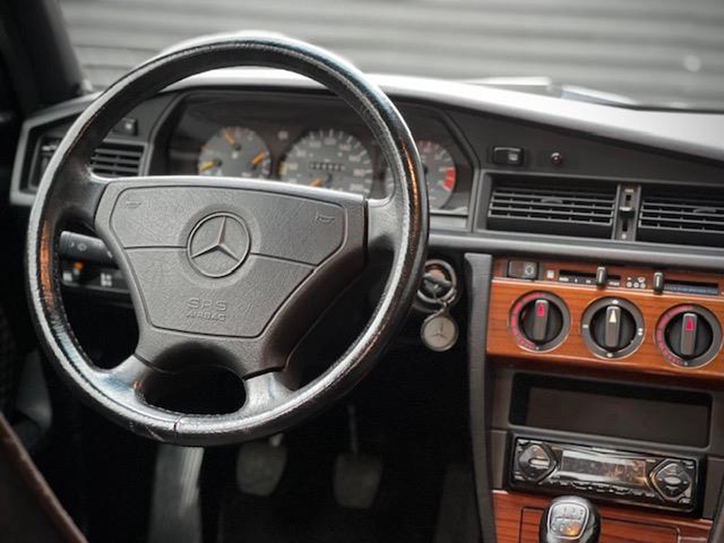 Mercedes-Benz-190-serie-1-8-E-Class-lage-kilometers-nap-5-versnellingen-11.jpg